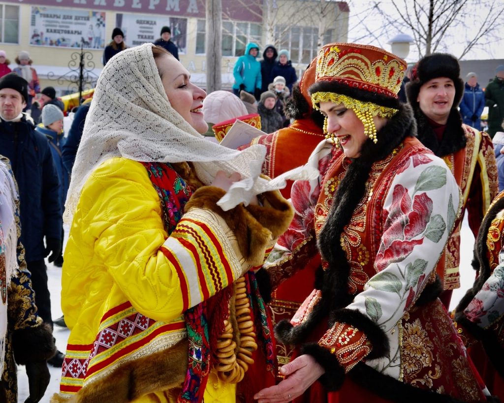 Фото женщины танцуют на праздновании масленицы