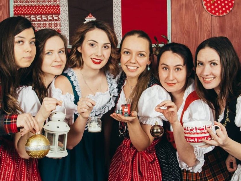 Девушки из российко-немецкого клуба в баварских одеждах