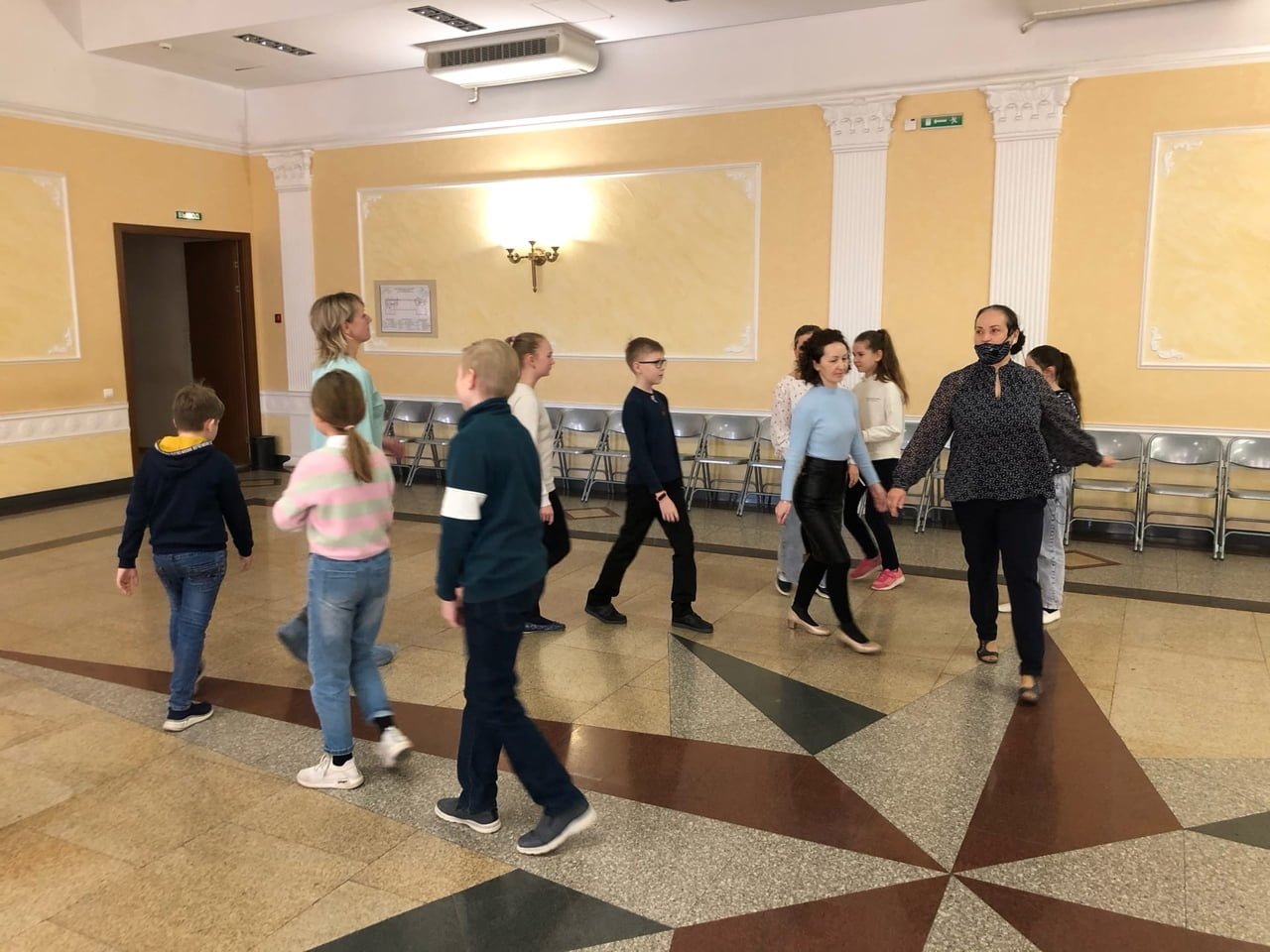 Ижевские школьники посетили масленичную выставку и мастер-класс по народным танцам и играм в ддн 1
