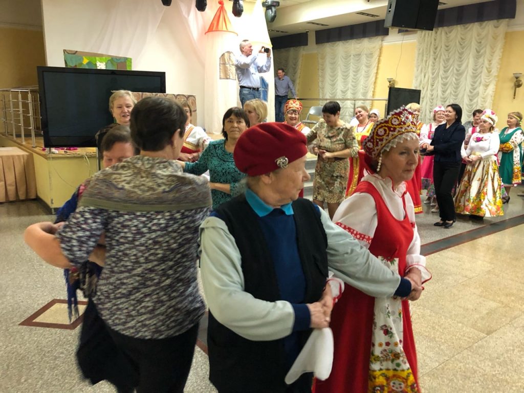 Гости ддн увидели музыкально-танцевальный спектакль и научились русским танцам 6