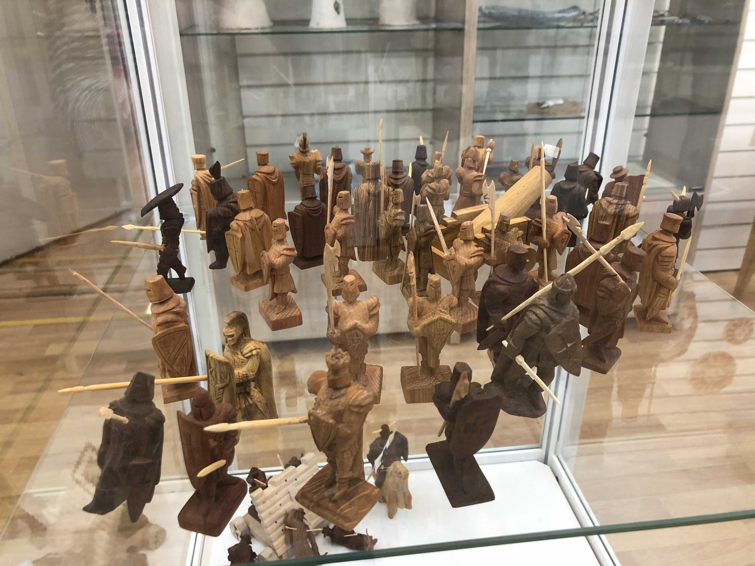 Выставка мастера деревянной скульптуры алексея котлярова «резная история» 3
