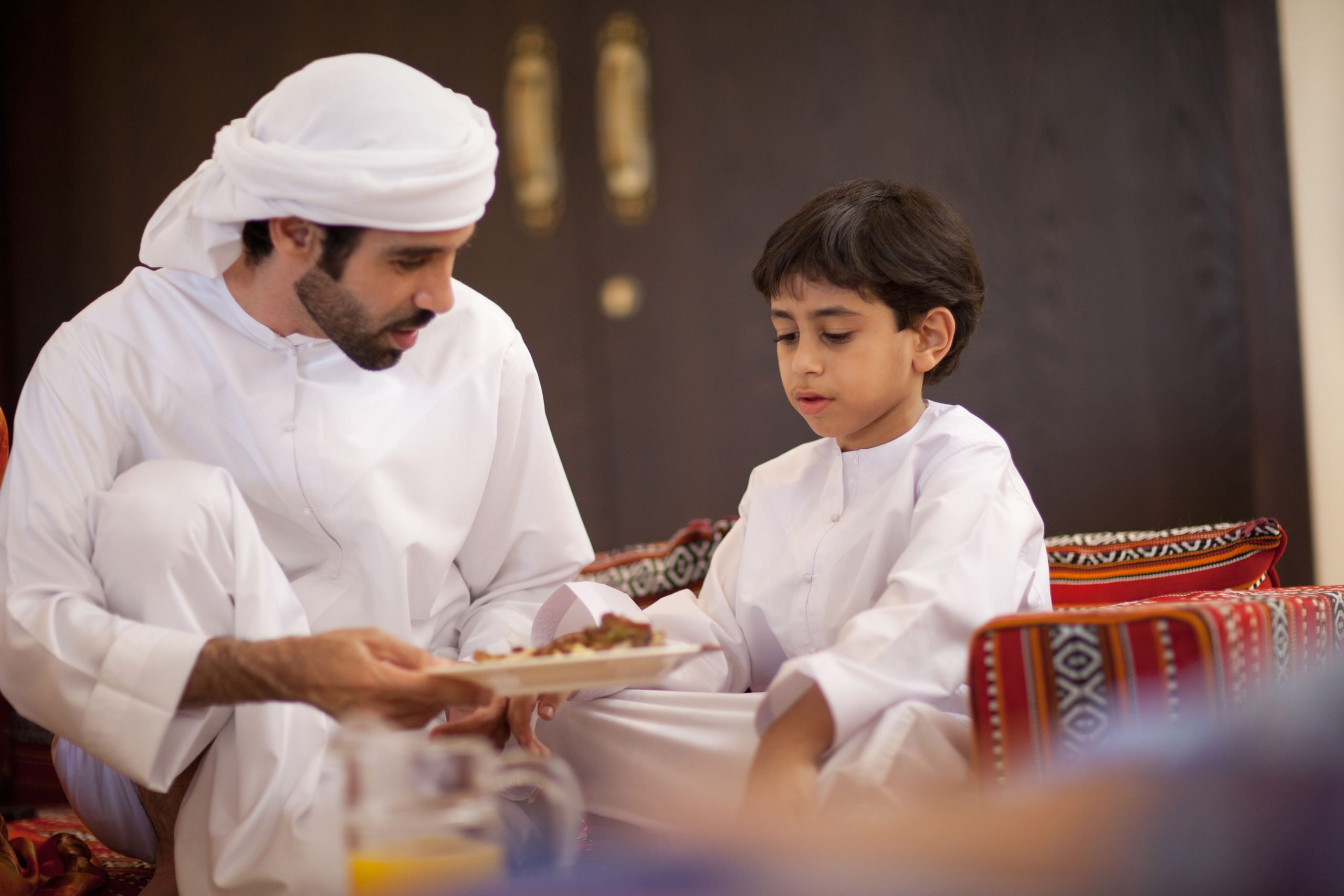 Фото мальчика с отцом, благодарных за еду в месяц рамадан