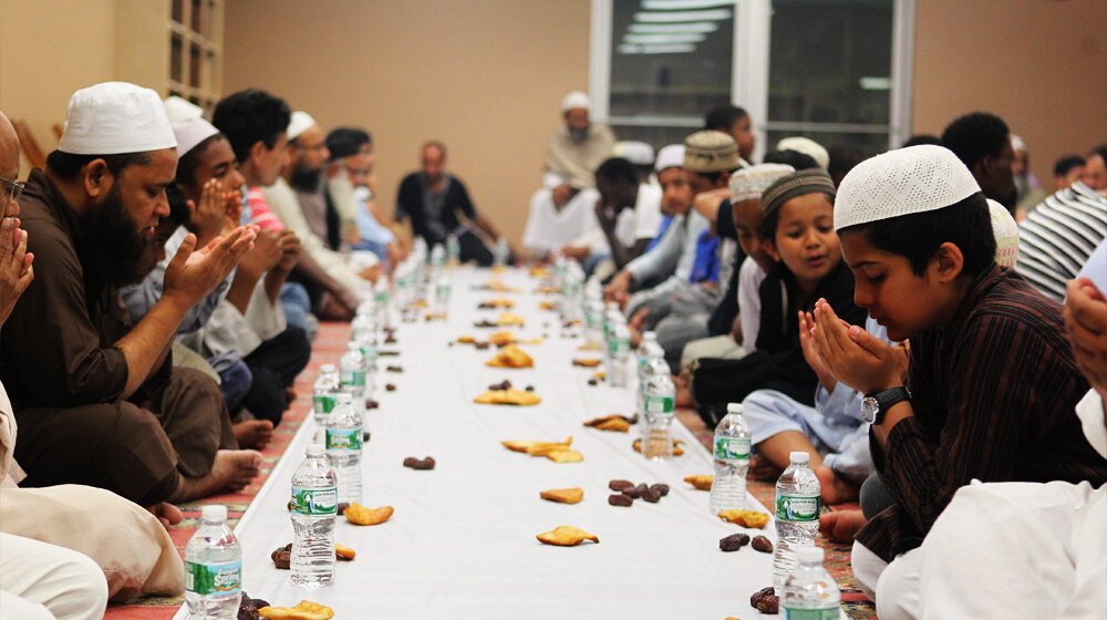 Фото мусульмане благодарят аллаха за воду и еду во время священного рамадана
