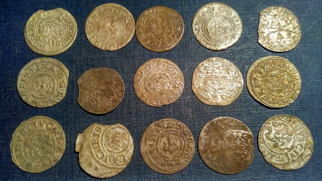 Фото древних монет из золота на синем фоне