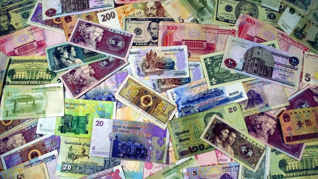 Фото современных бумажных денег с дополнительными мерами защиты