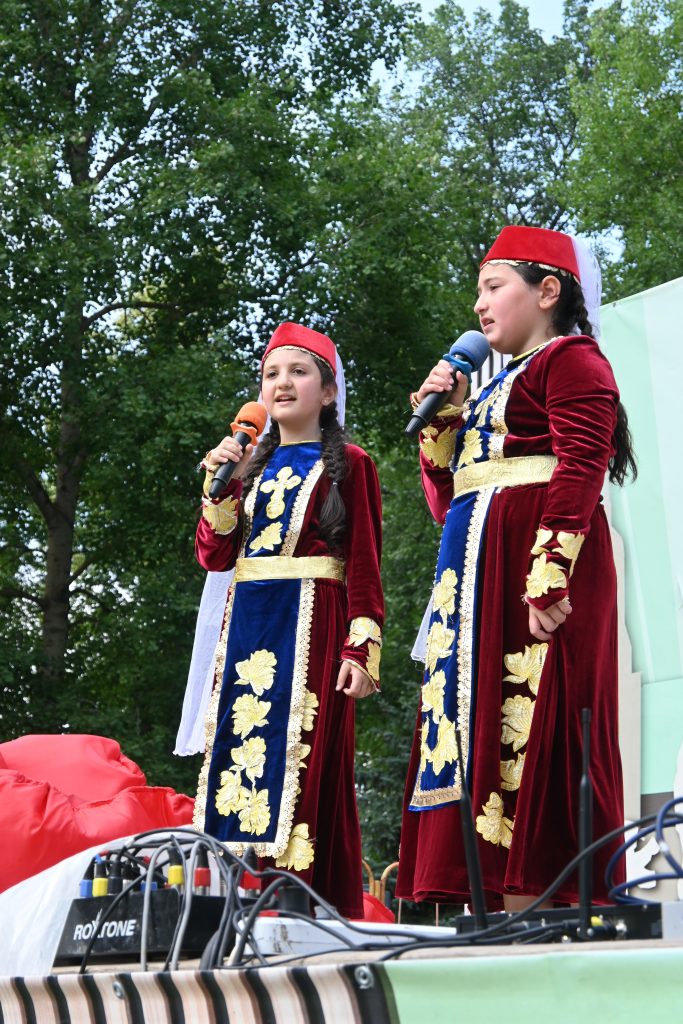 Обливание водой, голуби и розы - символы армянского праздника вардавар 9