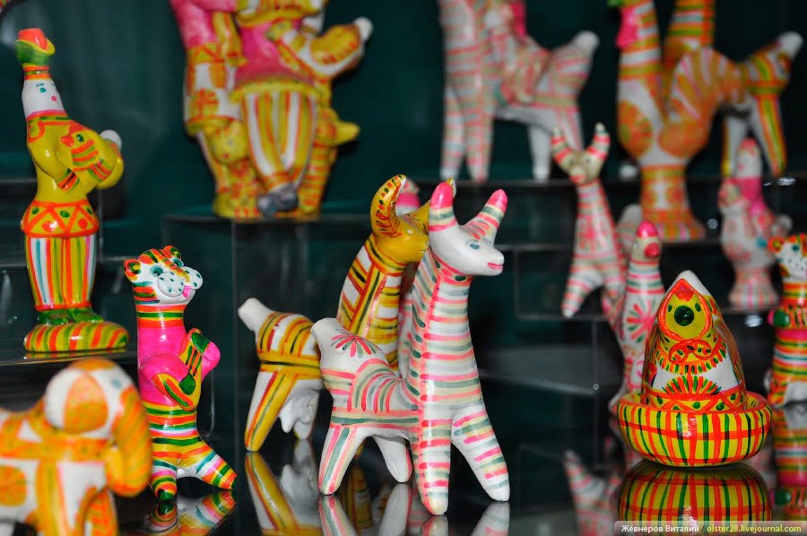 Фото глиняных филимоновских игрушек и свистулек: тигр, слон, курица, рогатые животные