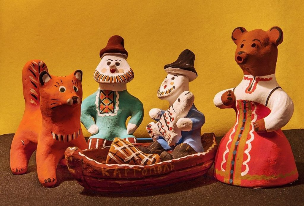 Фото каргопольских игрушек: лиса, медведица, мужчины, лодка и рыба