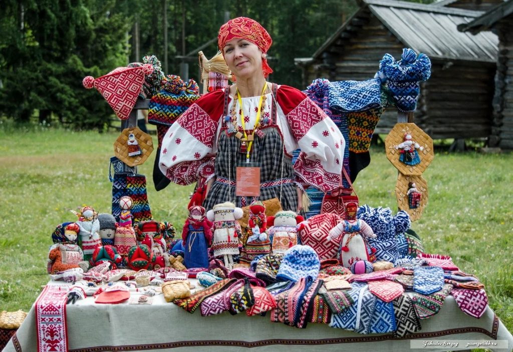 Фото женщина с изделиями ручной работы из ткани и бересты