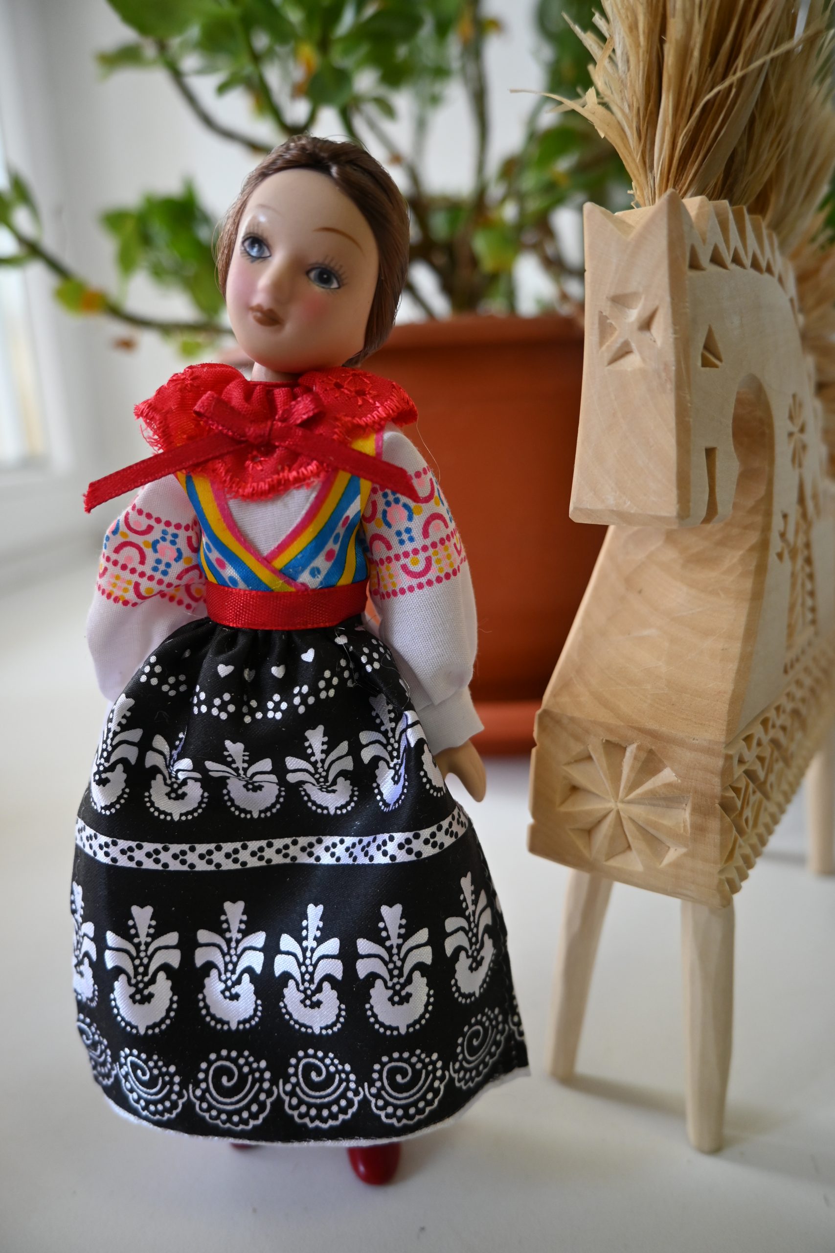 «истории игрушек». Выставка кукол в народных костюмах 80