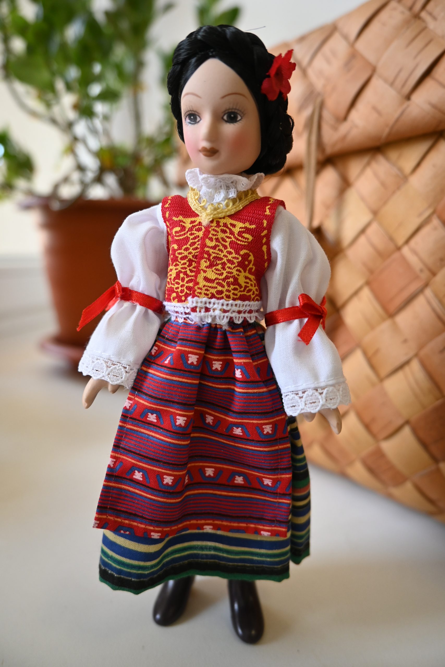 «истории игрушек». Выставка кукол в народных костюмах 100