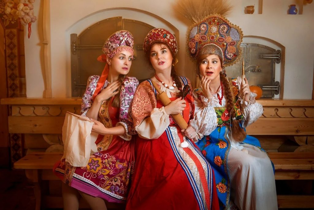 Три девицы в русских национальных нарядах с кокошниками