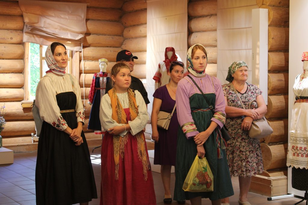 Какие костюмы носили русские в вятской губернии? 177