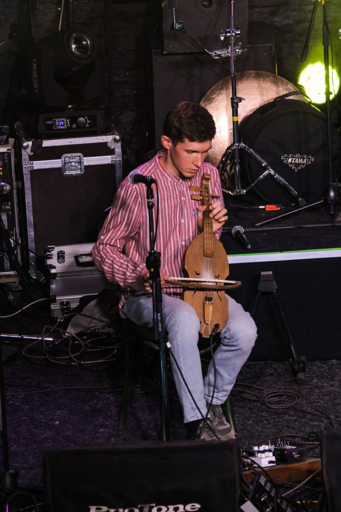 Евгений бикузин играет на кубызе на фестивале тангыра