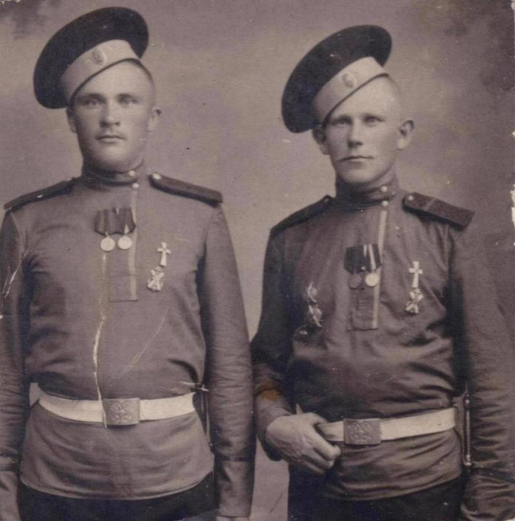 Двое мужчин в военных косоворотках