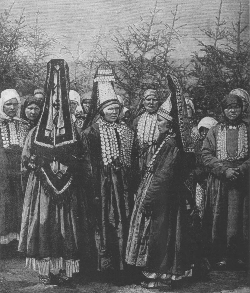 Рисунок: удмуртские женщины собрались, чтобы петь народные песни