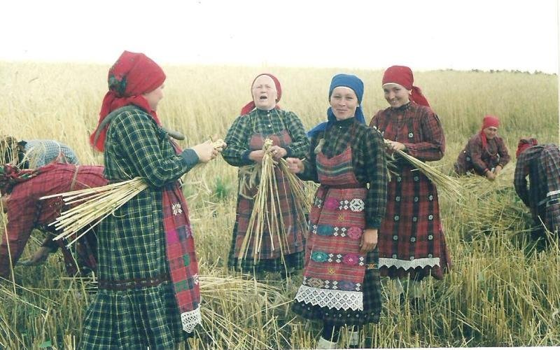 Женщины поют удмуртские песни на поле