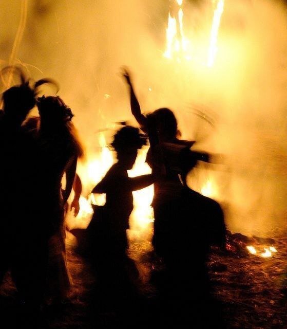 люди танцуют на фоне огня