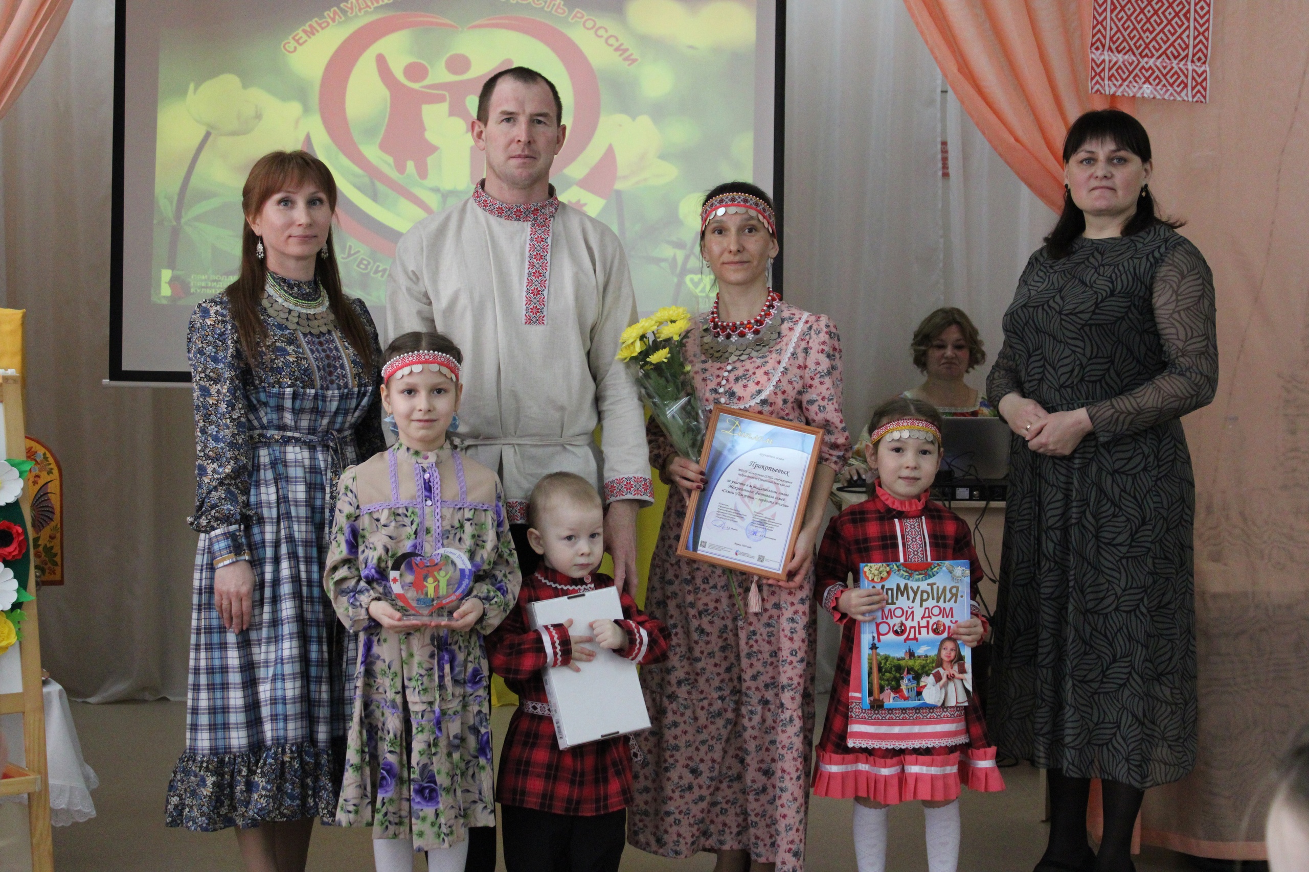 Ярко и красочно прошёл фестиваль «семьи удмуртии – гордость россии» в завьяловском районе